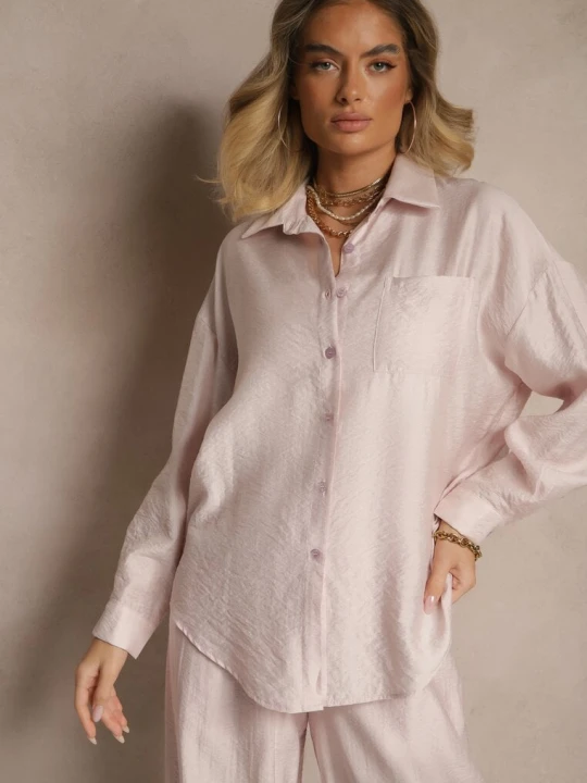 Zdjęcie produktu Jasnoróżowa Koszula Oversize w Klasycznym Stylu z Kieszonką Liozira By Swan Różowy