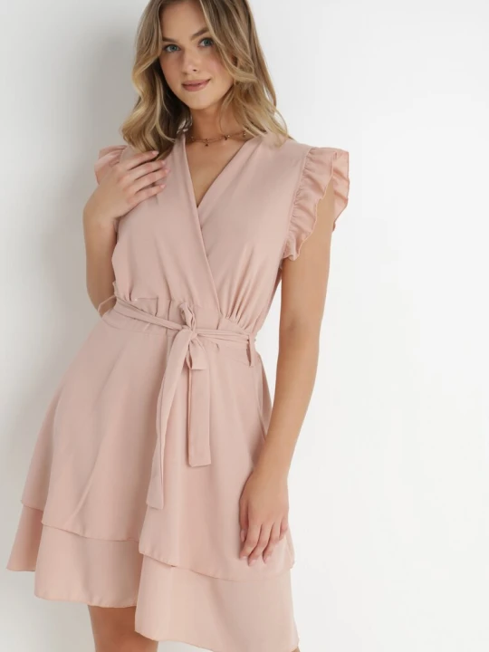 Zdjęcie produktu Jasnoróżowa Sukienka Kopertowa z Falbankami i Wiązaniem Dalim Lily Rose Różowy