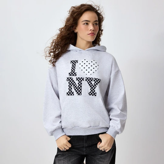 Zdjęcie produktu Jasnoszara bluza z kapturem i aplikacją I LOVE NY House jasnoszary