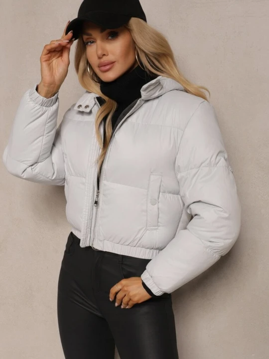 Zdjęcie produktu Jasnoszara Pikowana Kurtka z Nieodpinanym Kapturem o Krótkim Kroju Tinneira J.style Szary