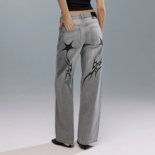Zdjęcie produktu Jasnoszare jeansy boyfriend fit z motywem tribal i gwiazdkami na tyle House szary
