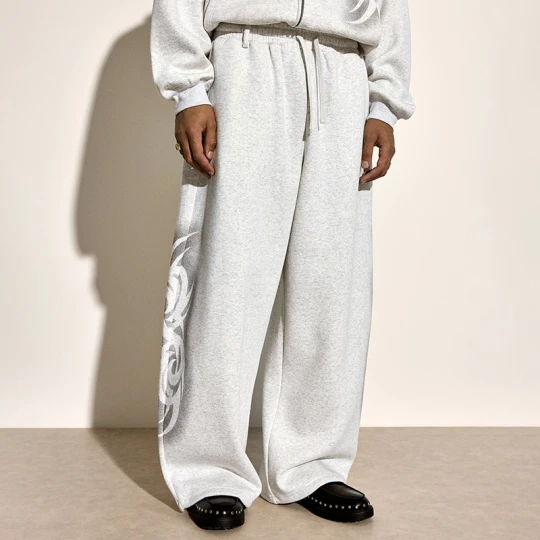 Zdjęcie produktu Jasnoszare spodnie dresowe super baggy z moywem tribal House jasnoszary