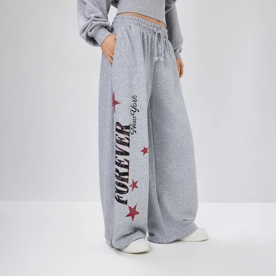 Zdjęcie produktu Jasnoszare spodnie wide leg z nadrukiem Forever New York House jasnoszary