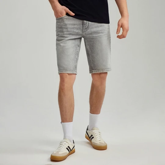 Zdjęcie produktu Jasnoszare szorty jeansowe slim fit z efektem sprania House jasnoszary