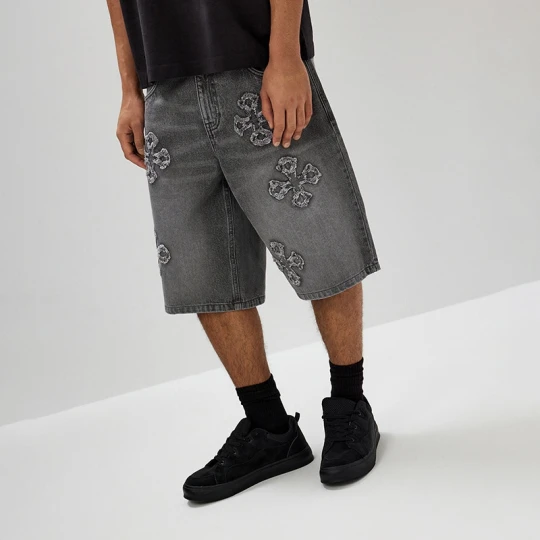 Zdjęcie produktu Jasnoszare szorty jeansowe typu jorts z naszywkami w stylu gothic House jasnoszary