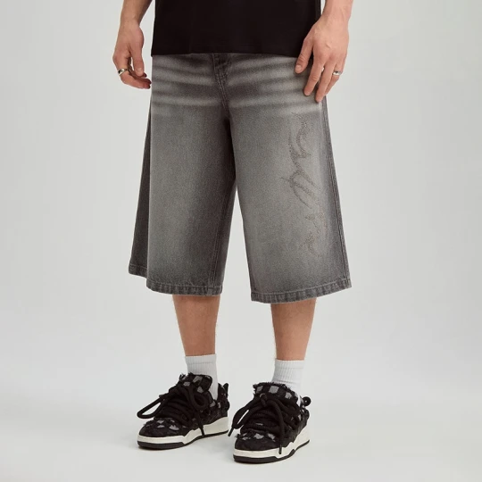 Zdjęcie produktu Jasnoszare szorty jeansowe z przetarciami i motywem tribal z dżetów House jasnoszary