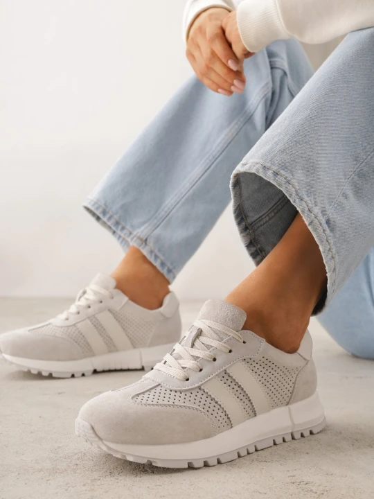 Zdjęcie produktu Jasnoszare Zamszowe Sneakersy Ozdobione Perforacją i Paskami Semielle Goodin Szary