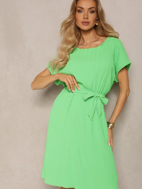 Zdjęcie produktu Jasnozielona Sukienka o Pudełkowym Kroju i Paskiem w Talii Tiarina Fashion Zielony