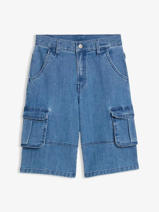 Zdjęcie produktu Jeansowe bermudy bojówki o kroju loose fit, z regulowanym pasem BonPrix niebieski