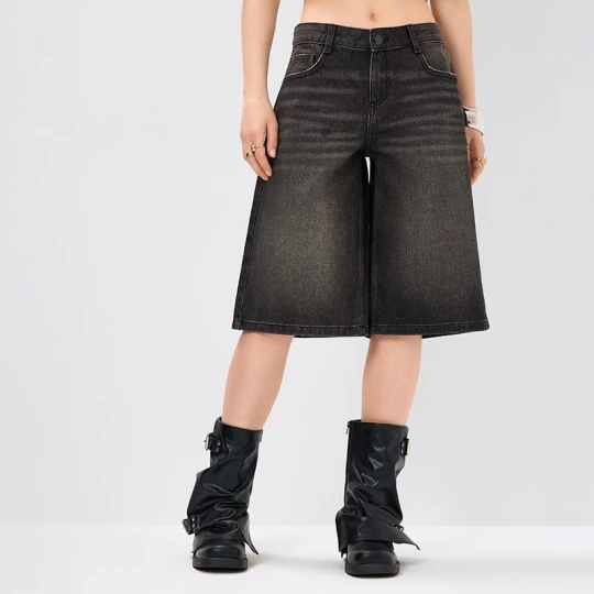 Zdjęcie produktu Jeansowe bermudy z panterkowym motywem tribal czarne House