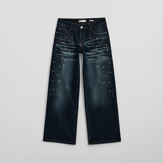 Zdjęcie produktu Jeansy baggy fit z błyszczącymi aplikacjami w kształcie gwiazdek House granatowy