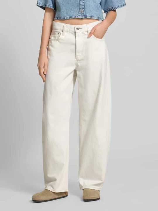 Zdjęcie produktu Jeansy barrel w 5 kieszeni z detal z logo Calvin Klein Jeans Biały