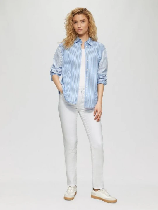 Zdjęcie produktu Jeansy Betsy / Slim Fit / Mid Rise / Slim Leg / Garment Dye s.Oliver biały