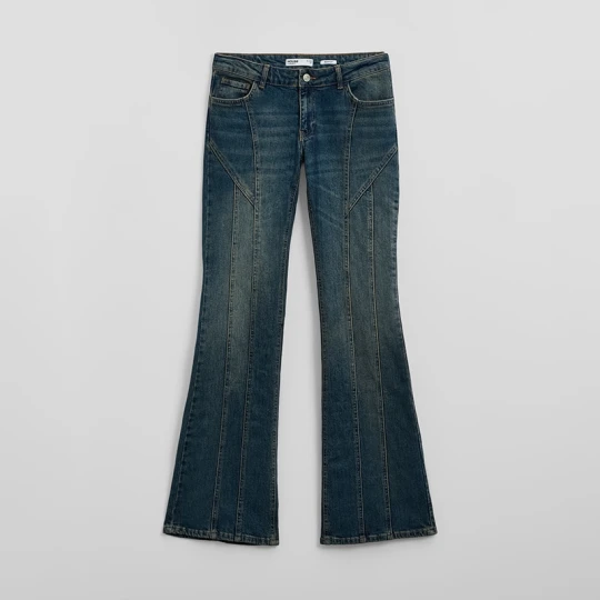 Zdjęcie produktu Jeansy bootcut fit z ozdobnymi przeszyciami House indigo jeans