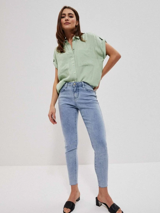 Zdjęcie produktu Jeansy medium waist z kieszeniami błękitne Moodo