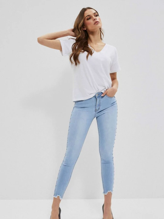 Zdjęcie produktu Jeansy medium waist z postrzępionymi nogawkami błękitne Moodo