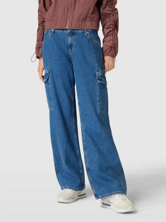 Zdjęcie produktu Jeansy o kroju baggy fit z bardzo niskim stanem i kieszeniami cargo Calvin Klein Jeans Jeansowy niebieski
