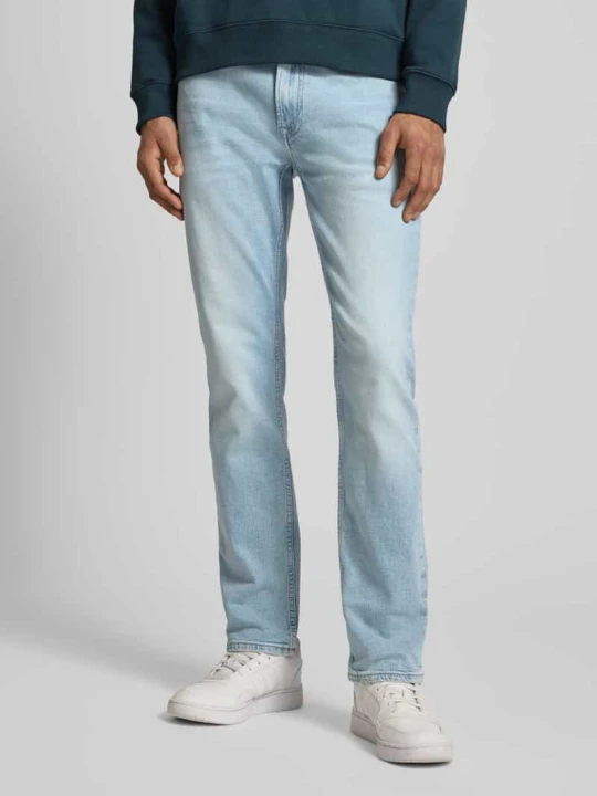 Zdjęcie produktu Jeansy o kroju slim fit z efektem znoszenia i detalem z logo Calvin Klein Jeans Jeansowy niebieski