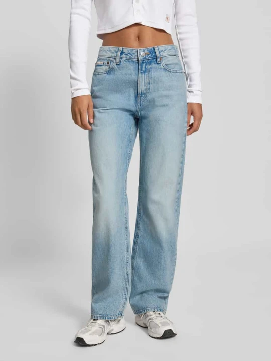 Zdjęcie produktu Jeansy o kroju straight fit z detalem z logo Calvin Klein Jeans Jasnoniebieski