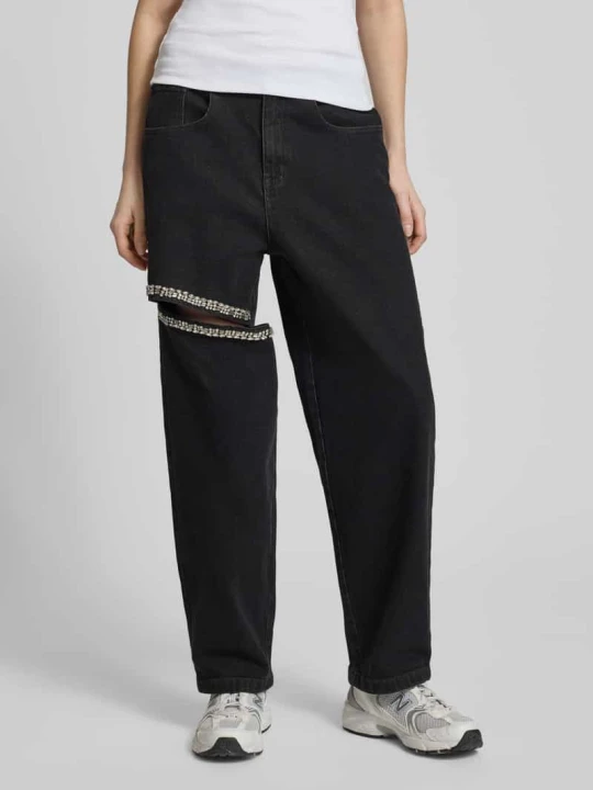 Zdjęcie produktu Jeansy o kroju straight fit z wycięciem i ozdobnymi kamieniami Karo Kauer Czarny