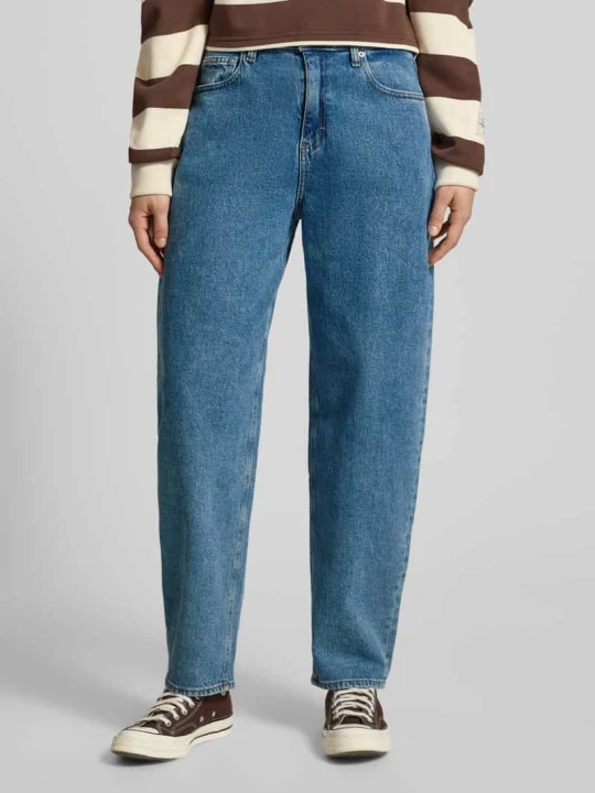 Zdjęcie produktu Jeansy o kroju tapered fit z mieszanki bawełny model „JEANIE BALLOON AI4136” Tommy Jeans Jeansowy niebieski