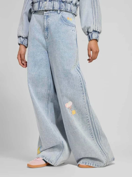 Zdjęcie produktu Jeansy o luźnym kroju z czystej bawełny z haftami adidas Originals Jeansowy niebieski