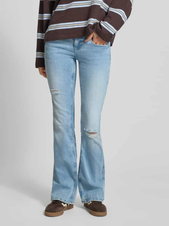 Zdjęcie produktu Jeansy o rozkloszowanym kroju w Efekt znoszenia Gina Tricot Jasnoniebieski