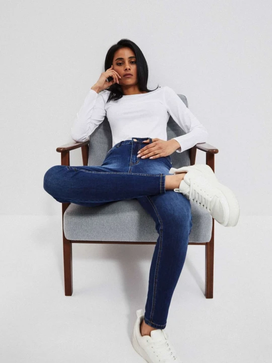 Zdjęcie produktu Jeansy push up z przetarciami na udach granatowe Moodo