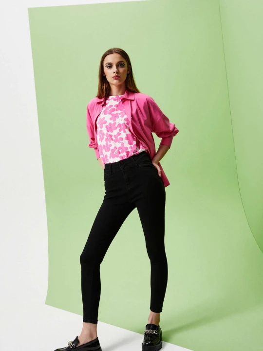 Zdjęcie produktu Jeansy push up z wysokim stanem czarne Moodo