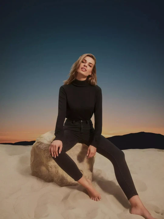 Zdjęcie produktu Jeansy rurki z efektem push up czarne Moodo
