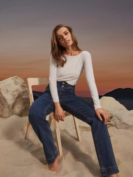 Zdjęcie produktu Jeansy wide leg zapinane na podwójne guziki granatowe Moodo