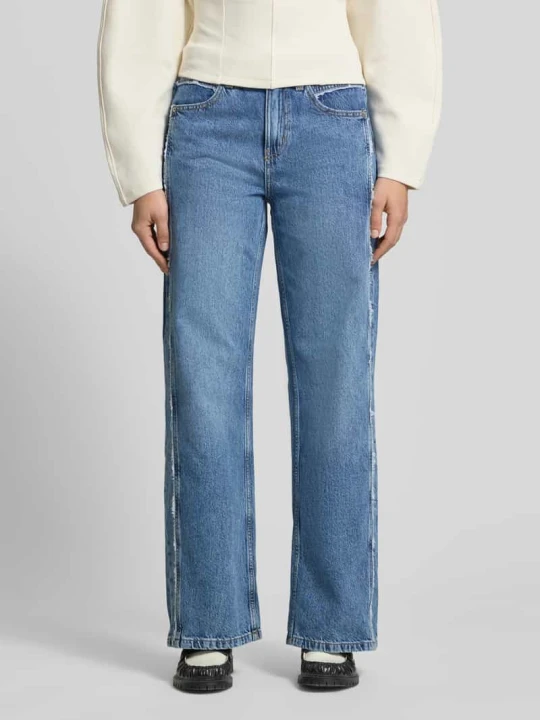 Zdjęcie produktu Jeansy z szerokimi nogawkami z postrzępionymi szwami Gina Tricot Jeansowy niebieski