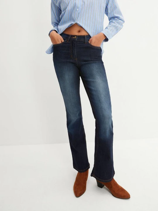 Zdjęcie produktu Jeansy ze stretchem o kroju bootcut, mid waist BonPrix niebieski