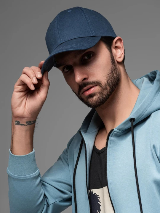 Zdjęcie produktu Jednokolorowa czapka męska bejsbolówka z daszkiem – granatowa V2 Ombre Clothing