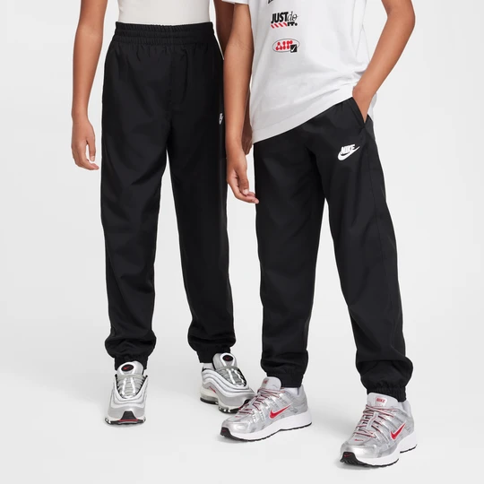 Zdjęcie produktu Joggery z tkaniny dla dużych dzieci Nike Club - Czerń