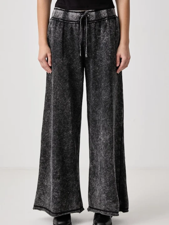 Zdjęcie produktu Juicy Couture spodnie dresowe damskie z bawełną ANNEN APPLIQUE WIDE LEG czarny