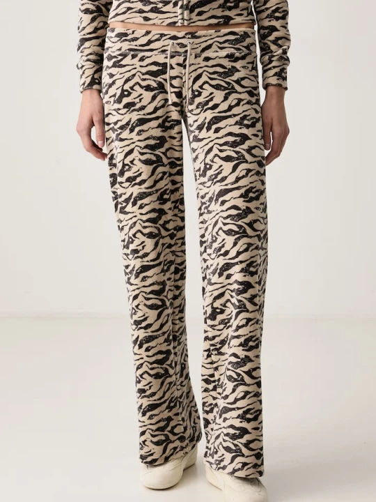 Zdjęcie produktu Juicy Couture spodnie straight damskie z bawełną CAMO ZEBRA WASHED OG STRAIGHT beżowy