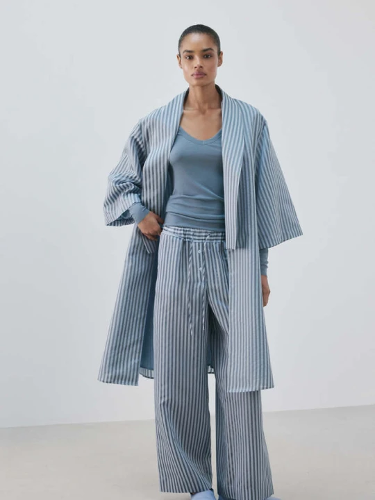 Zdjęcie produktu Kaftan piżamowy z mieszanki jedwabiu w paski niebieski - Kobieta - MANGO