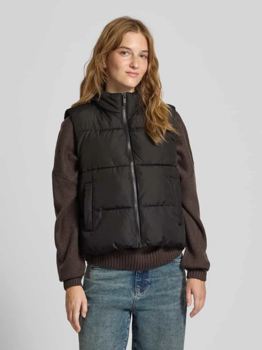 Zdjęcie produktu Kamizelka pikowana o kroju regular fit ze stójką model ‘BEE NEW’ Pieces czarny