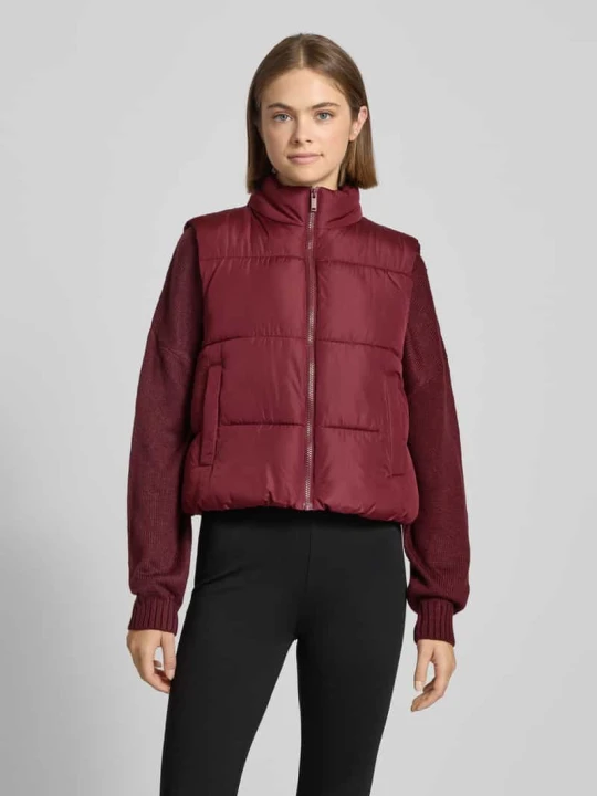 Zdjęcie produktu Kamizelka pikowana o kroju regular fit ze stójką model ‘BEE NEW’ Pieces Ciemnoczerwony