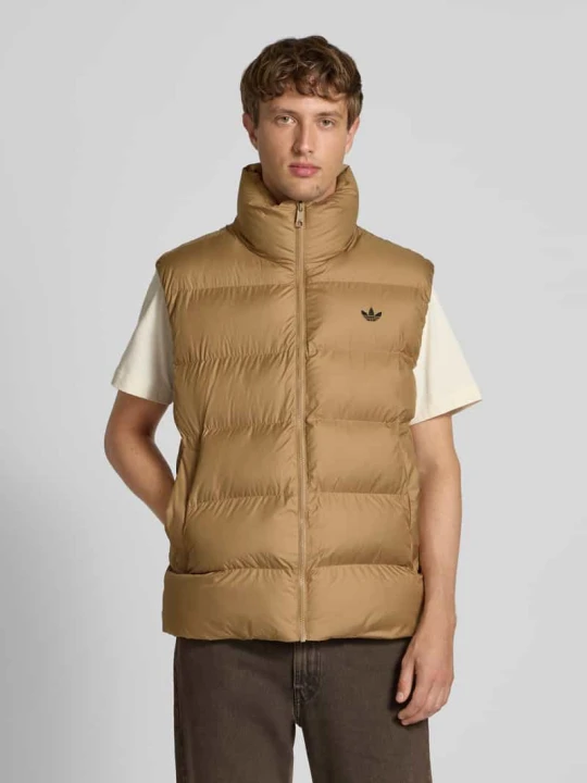Zdjęcie produktu Kamizelka pikowana z nadrukiem z logo i stójką adidas Originals Średniobrązowy