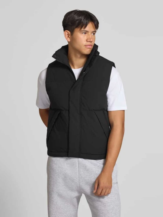 Zdjęcie produktu Kamizelka pikowana z ukrytym zamkiem błyskawicznym model 'SOHO BODYWARMER' Jack&Jones Czarny