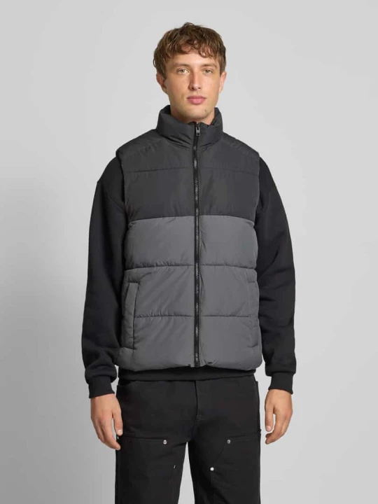 Zdjęcie produktu Kamizelka pikowana ze stójką model ‘MAZE’ Jack&Jones Średnioszary