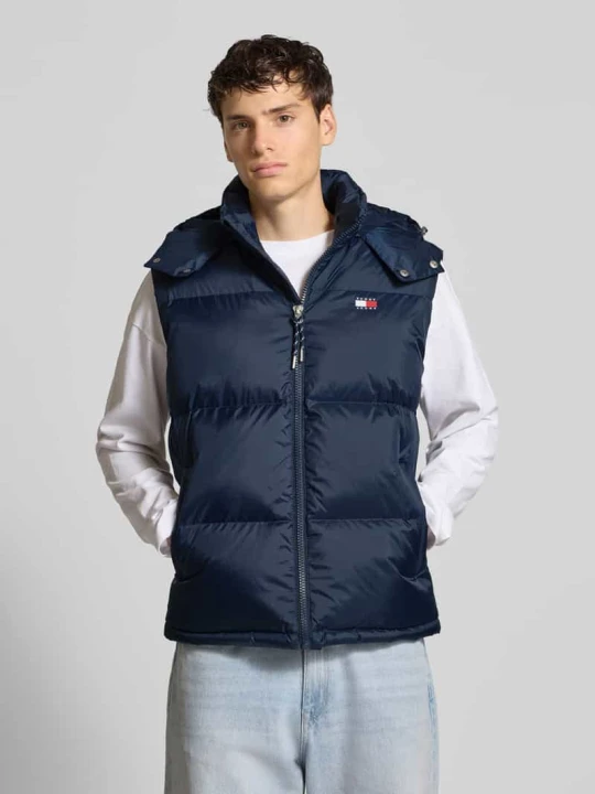 Zdjęcie produktu Kamizelka puchowa o kroju regular fit z odpinanym kapturem Tommy Jeans Granatowy