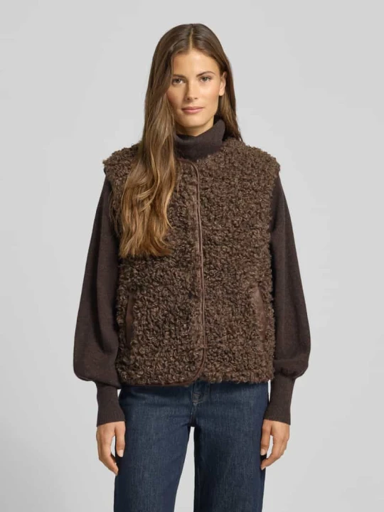 Zdjęcie produktu Kamizelka z futerka z wpuszczanymi kieszeniami model ‘Vada’ Lollys Laundry Czekoladowy