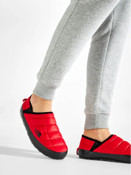 Zdjęcie produktu Kapcie The North Face Thermoball Traction Mule V NF0A3UZNKZ31-070 Czerwony