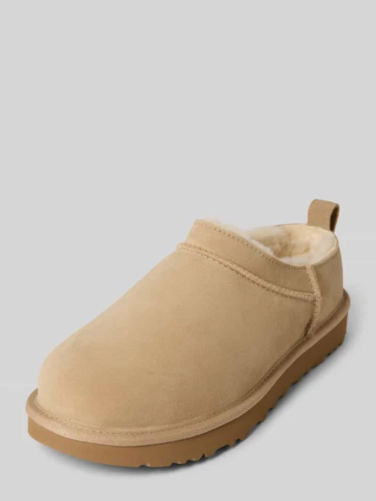 Zdjęcie produktu Kapcie z detalem z logo UGG Piaskowy