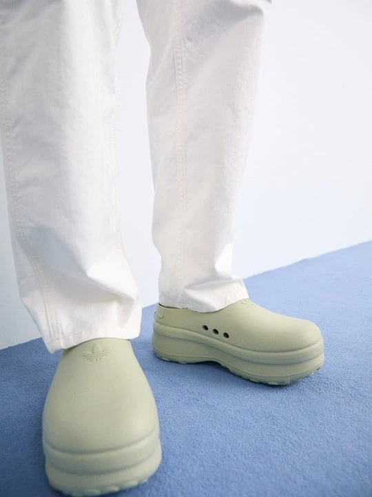 Zdjęcie produktu Klapki na obcasie adidas Originals oliwkowy