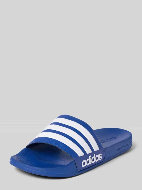 Zdjęcie produktu Klapki kąpielowe z kontrastowymi paskami Adidas Królewski niebieski