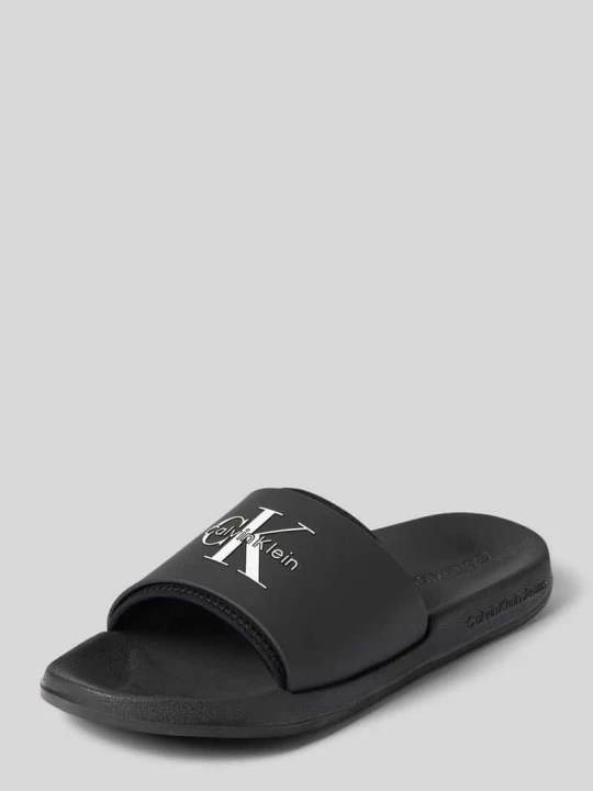 Zdjęcie produktu Klapki kąpielowe z tłoczonym logo marki Calvin Klein Czarny